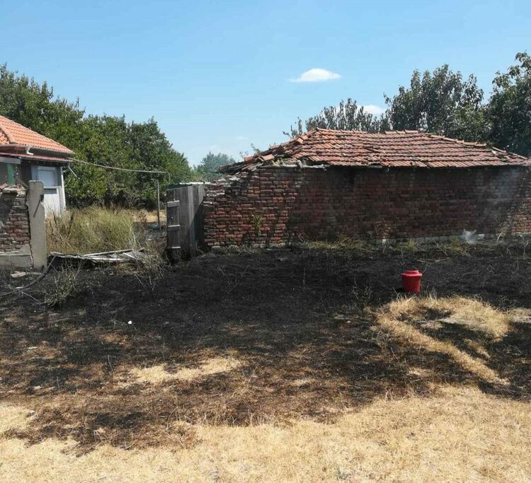 Умишлено палят  имоти до Градина