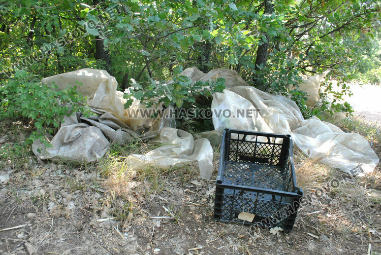 Сметище от битови отпадъци и от шивашката промишленост край Хасково