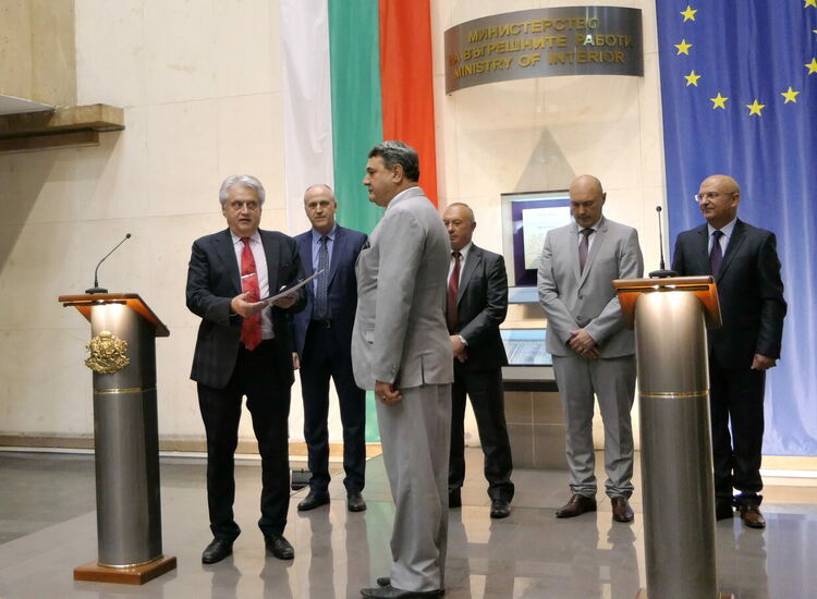 Директорът на пловдивската полиция бе награден от министър Бойко Рашков (снимки)