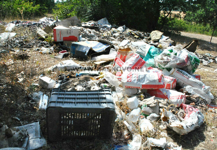 Сметище от битови отпадъци и от шивашката промишленост край Хасково