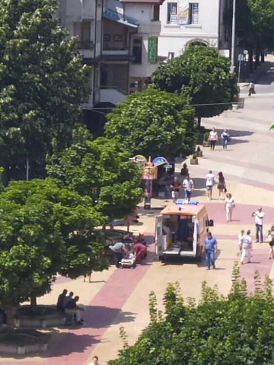 Двама припаднаха от жегата в центъра на Смолян