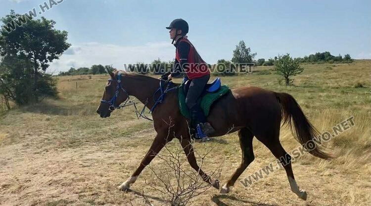 Хасковлийката Никол Добрева и кобилата Миа с победа в състезание по конен спорт