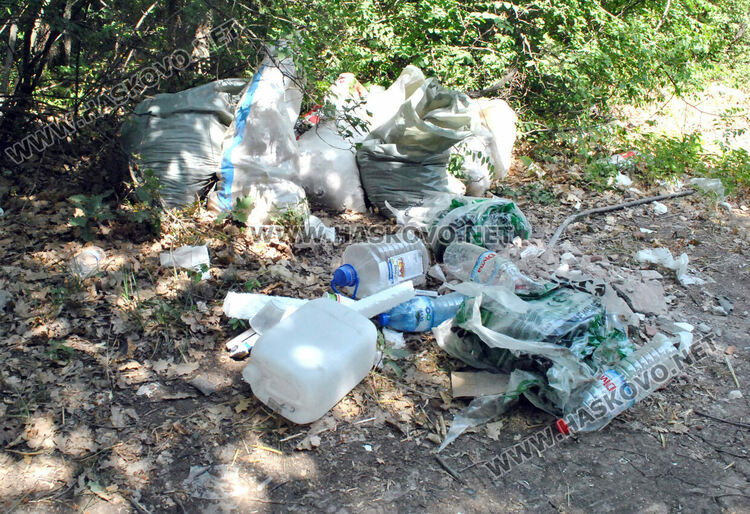 Сметище от битови отпадъци и от шивашката промишленост край Хасково