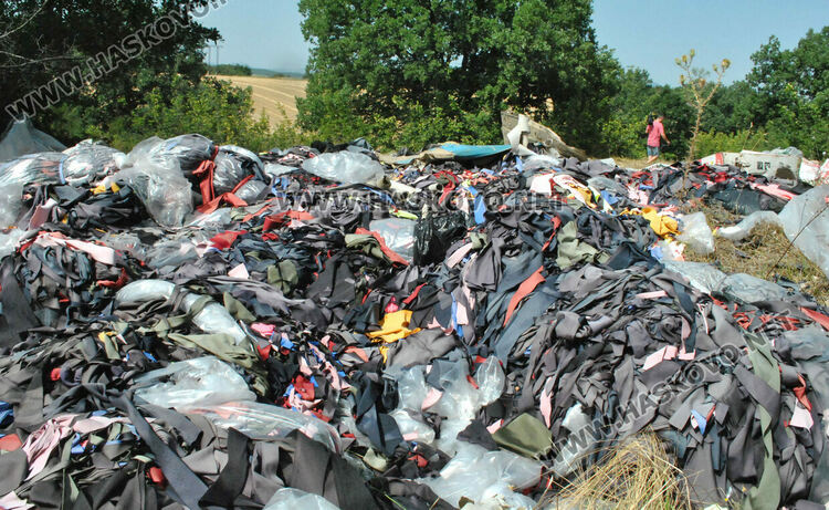 Сметище от битови отпадъци и от шивашката промишленост край Хасково