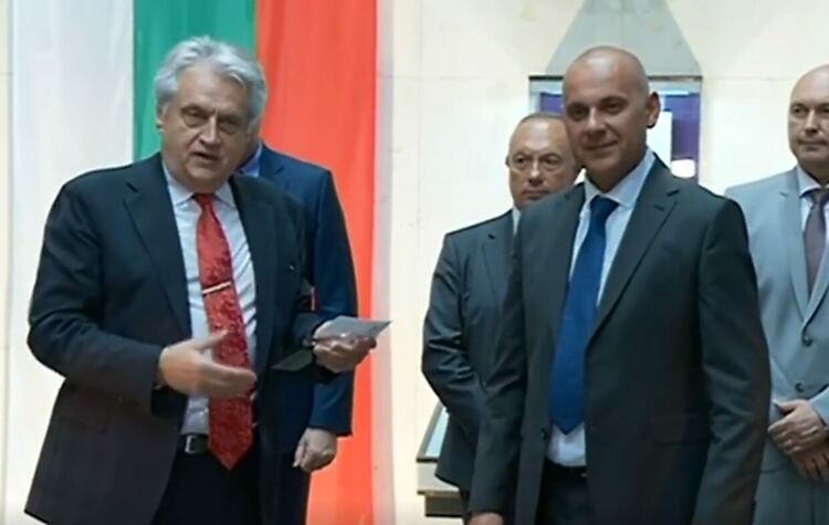 стоп кадри: Фейсбук страница Novinite na Nova