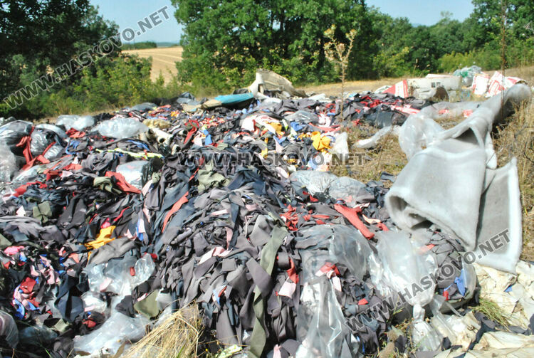 Сметище от битови отпадъци и от шивашката промишленост край Хасково