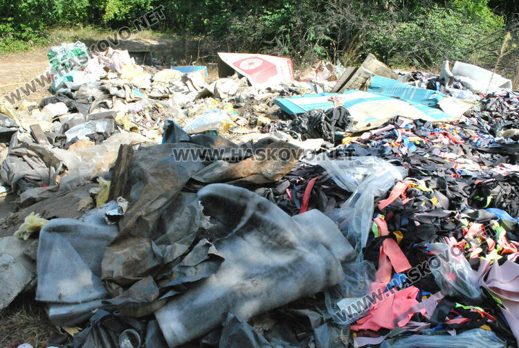 Сметище от битови отпадъци и от шивашката промишленост край Хасково