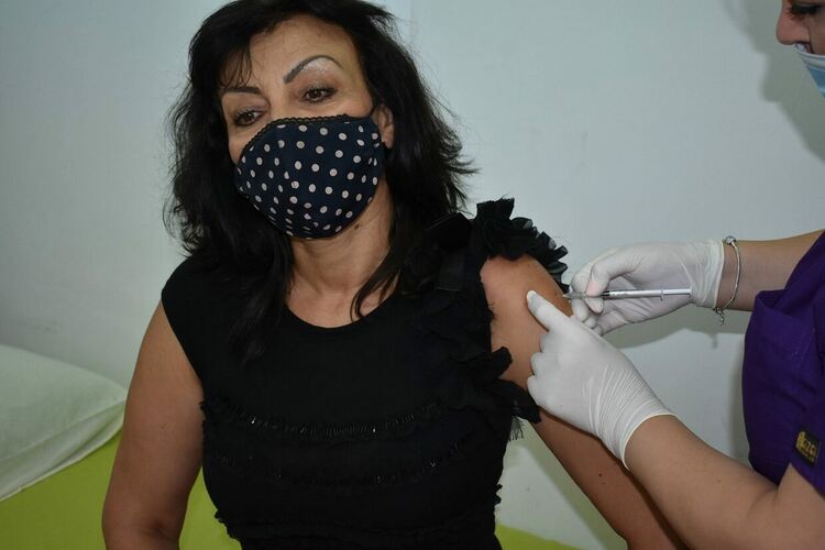 Кметът на Асеновград се ваксинира срещу COVID-19 