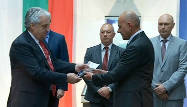 Шефът на полицията в Хасково ст.комисар Кирчев с награда от Бойко Рашков