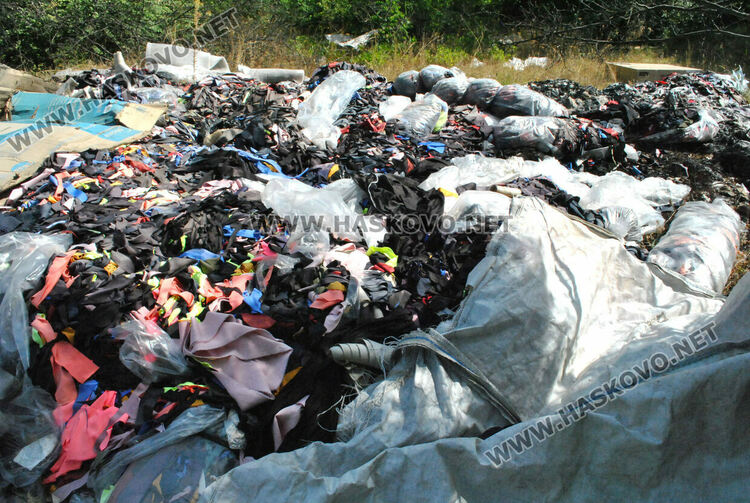 Сметище от битови отпадъци и от шивашката промишленост край Хасково