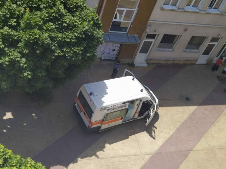 Двама припаднаха от жегата в центъра на Смолян