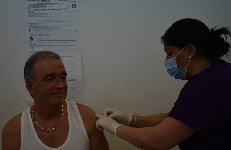 Кметът на Асеновград се ваксинира срещу COVID-19 