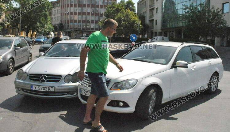 Два Мерцедеса катастрофираха до Първа поликлиника