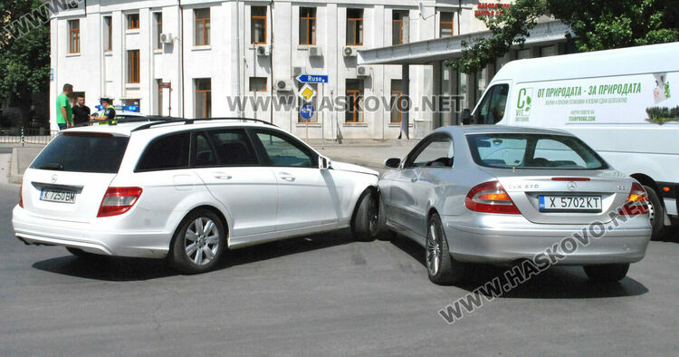 Два Мерцедеса катастрофираха до Първа поликлиника