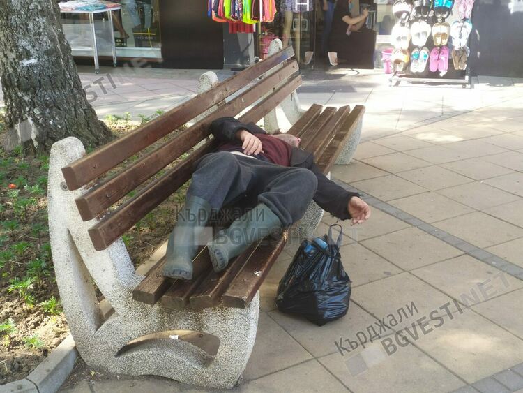 Отново жълт код за жеги в Кърджали, и клошарите търсят сянка