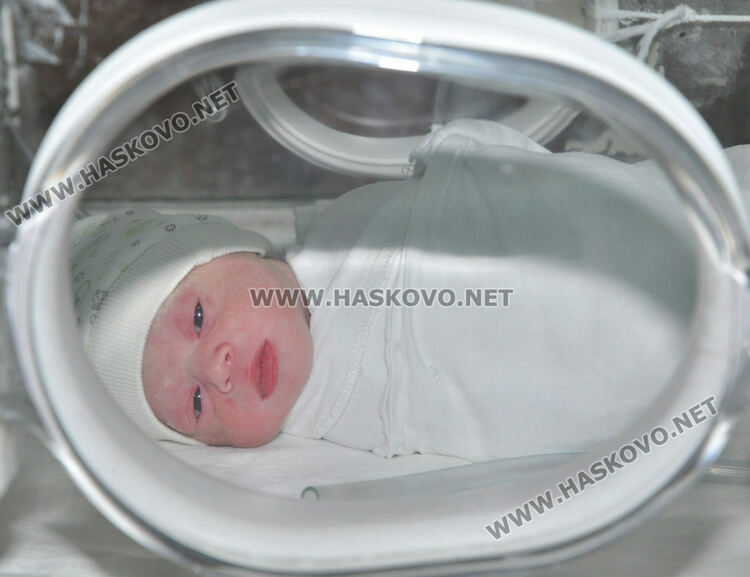 Родителите на 155 новородени в Хасковска община с еднократна помощ от местната хазна