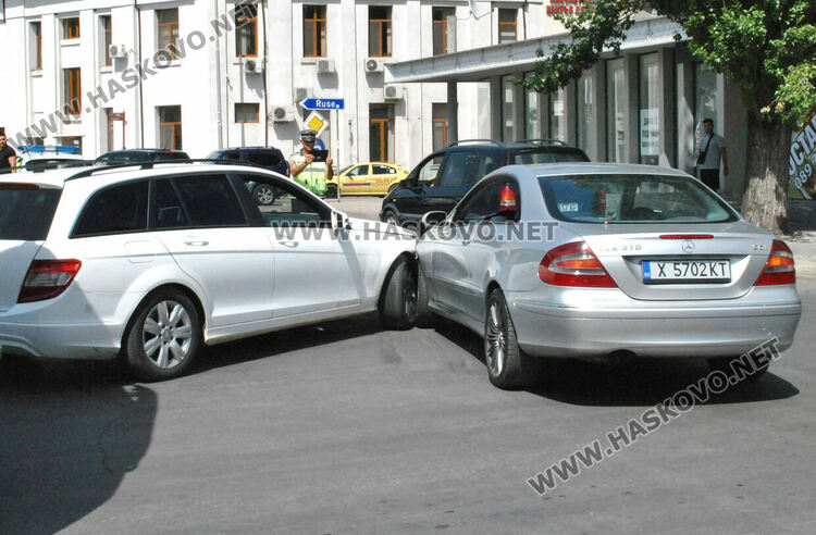 Два Мерцедеса катастрофираха до Първа поликлиника