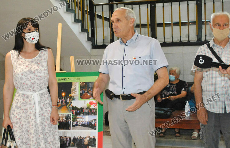 Проф. Светлозар Елдъров (в средата) 