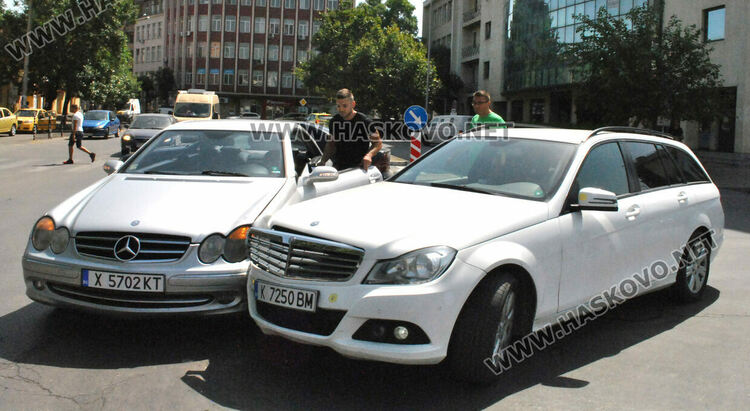 Два Мерцедеса катастрофираха до Първа поликлиника