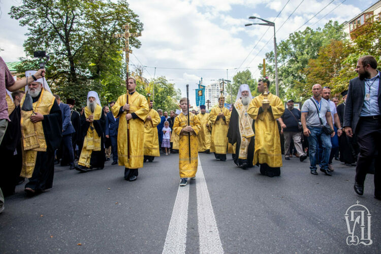 350 хиляди православни вярващи на Великото литийно шествие в Украйна