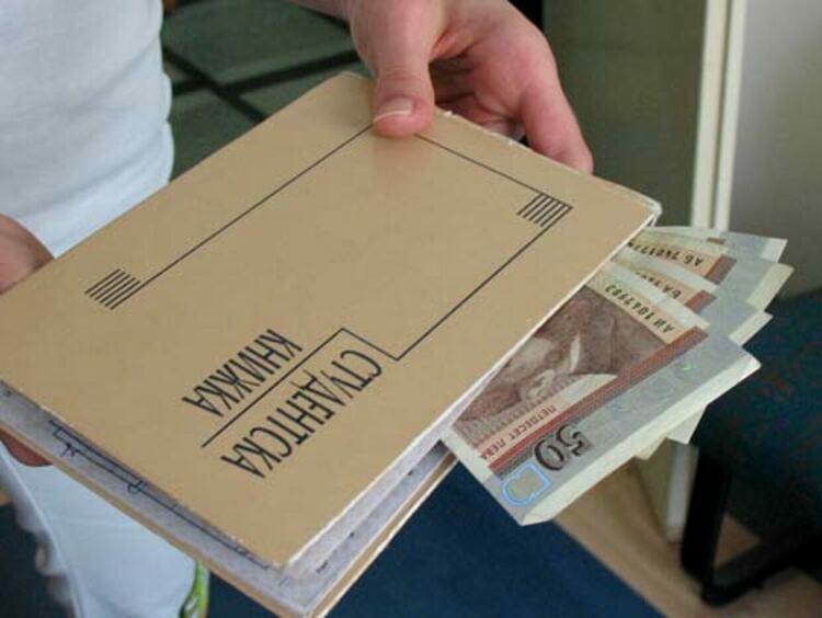 През лятото кандидат-студентите се осигуряват здравно сами