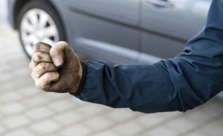 Младеж нокаутира служител на заведение в Кърджали