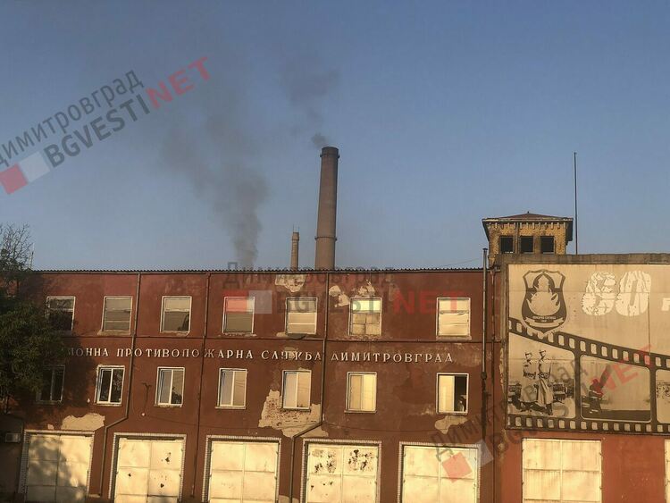 29.07.2021 19:30ч. черен пушек от двата комина на ТЕЦ "Марица 3"