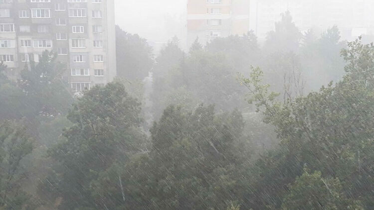 Пороен дъжд и градушка удариха София