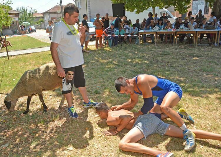 Народни борби-атракцията на събора в Калугерово 