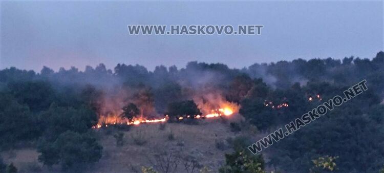 4-километров фронт на пожара над село Брягово