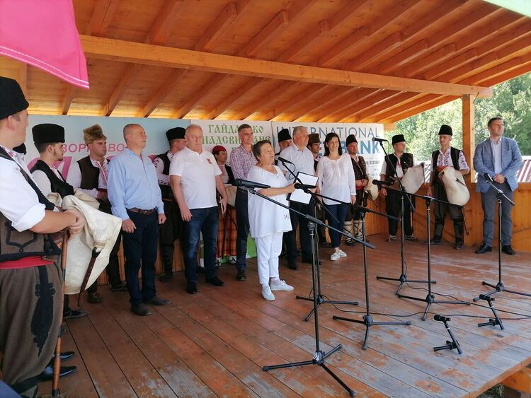 Премиерът Стефан Янев откри 18-тото гайдарско надсвирване в Гела