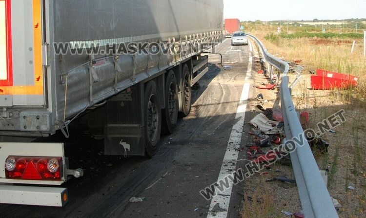 Ограничено движението в изпреварващата лента на АМ "Марица" заради катастрофа