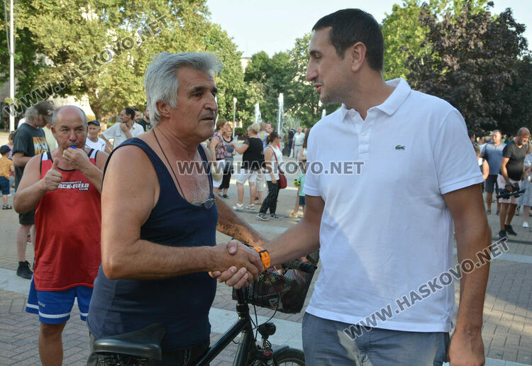 В Хасково излязоха на протест за качествена вода на достъпна и разумна цена