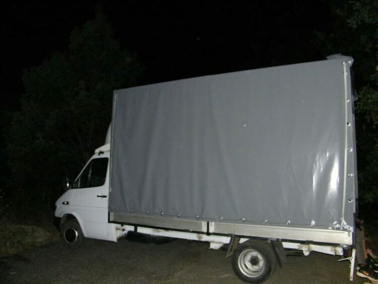 Задържаха 25 незаконни мигранти с двама каналджии