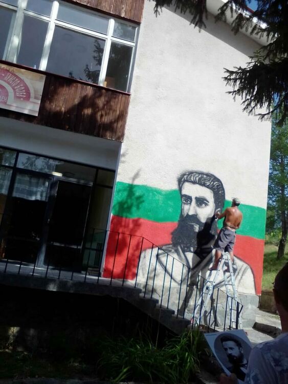 Човек с талант и добро сърце броди из община Баните!