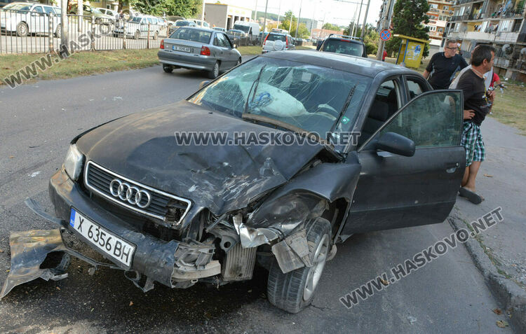 Мерцедес и Ауди се разбиха на кръстовището на „Дунав“ и „Васил Левски“