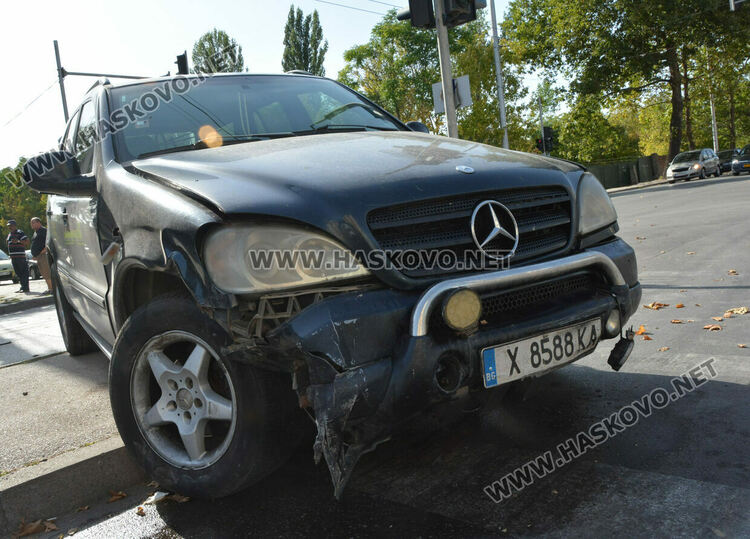 Мерцедес и Ауди се разбиха на кръстовището на „Дунав“ и „Васил Левски“