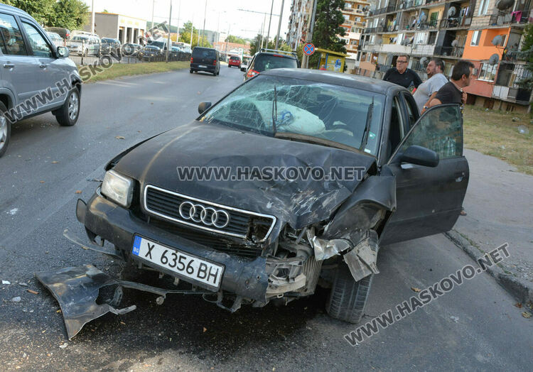 Мерцедес и Ауди се разбиха на кръстовището на „Дунав“ и „Васил Левски“