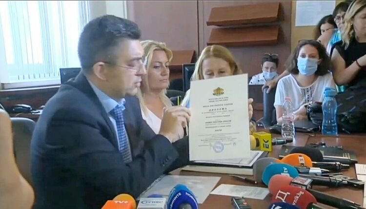 Пламен Николов представи пред журналисти своите дипломи, министрите - до края на деня