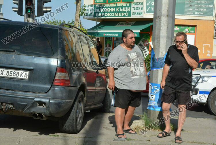 Водачът на Мерцедеса (вляво)