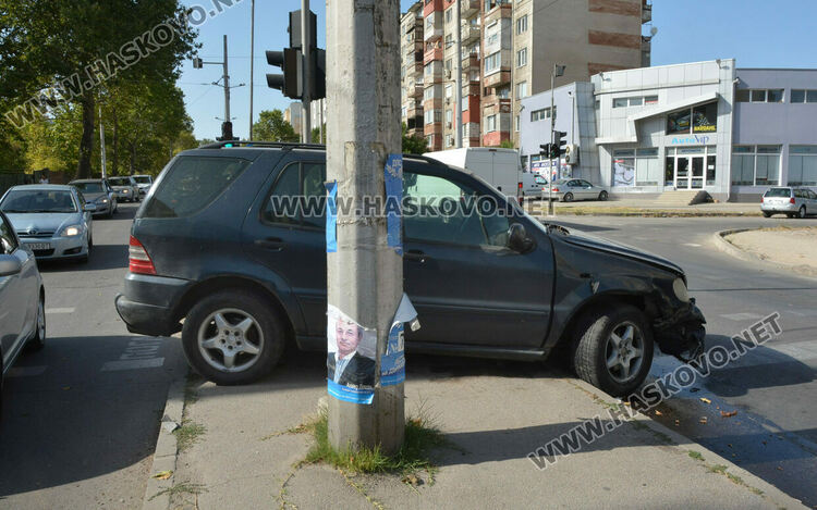 Мерцедес и Ауди се разбиха на кръстовището на „Дунав“ и „Васил Левски“