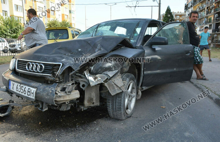 Водачът на Аудито (вдясно)