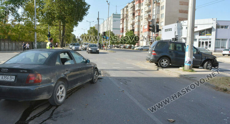Мерцедес и Ауди се разбиха на кръстовището на „Дунав“ и „Васил Левски“