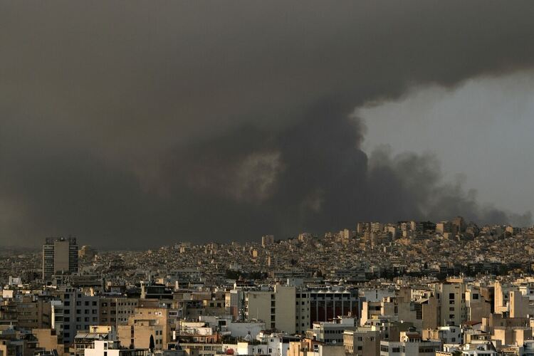 Пожарът край Атина се разраства