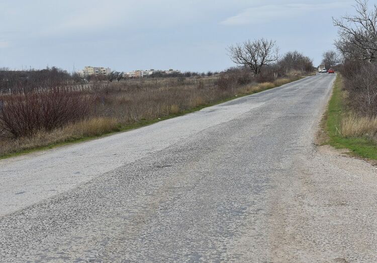 Започнаха дейности по ремонта на два пътни участъка в Асеновградско