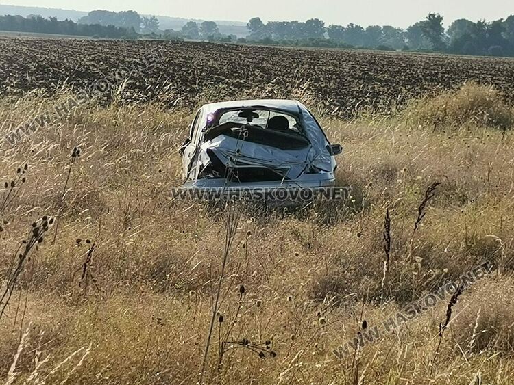 Мерцедес излетя от пътя, двама пострадаха