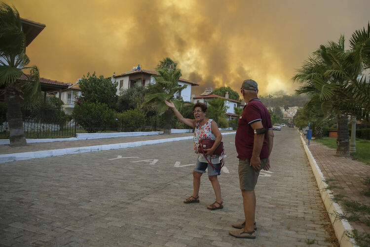 Пожарите в Турция обхванаха жилищни квартали, над 16 хиляди евакуирани