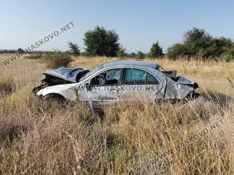 Мерцедес излетя от пътя, двама пострадаха