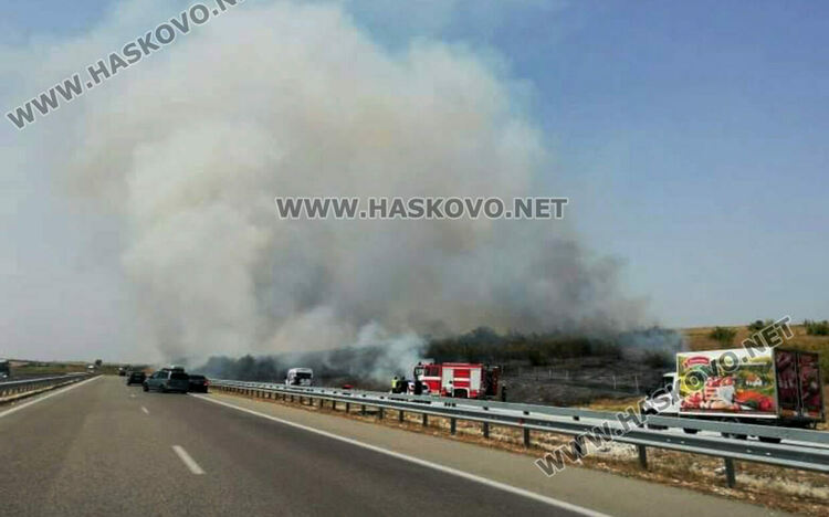 Пожар избухна край магистрала "Марица" 