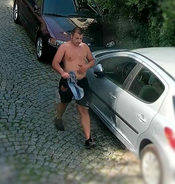 ОДМВР - Пловдив издирва мъжа от снимките